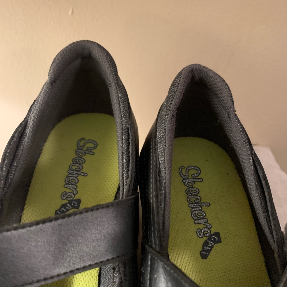 Like New Condition Skechers Size 8.5 - image 4